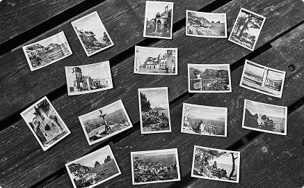 fotografia e memoria: collezione di vecchie cartoline d'epoca in bianco e nero sparse su legno, archivio visivo e storia