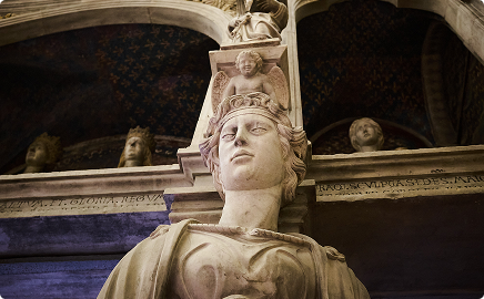 servizi fotografici d'arte: scultura in marmo di una donna con cherubino, fotografia di beni culturali per mappatura