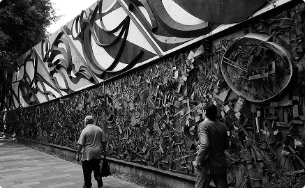 fotografia di arte moderna e murale astratto: due uomini osservano un grande rilievo in bianco e nero, servizi per musei e cultura